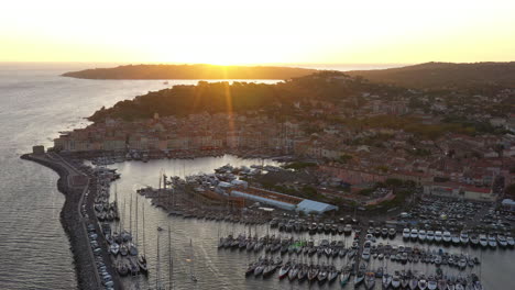 Goldene-Stunde-Sonnenaufgang-über-Dem-Hafen-Von-Saint-Tropez-Viele-Segelboote-Frankreich